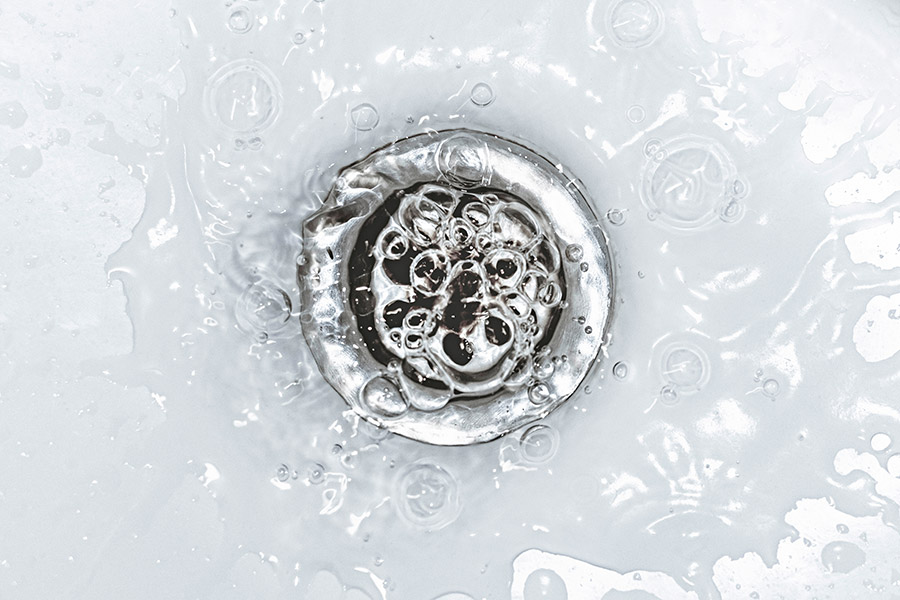 verstopfter Abfluss vor Abflussreinigung